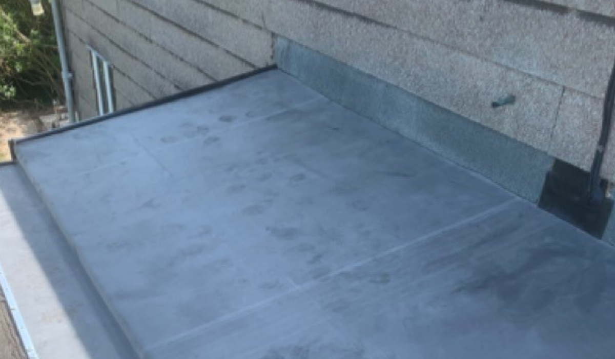 Flat roofing system installation